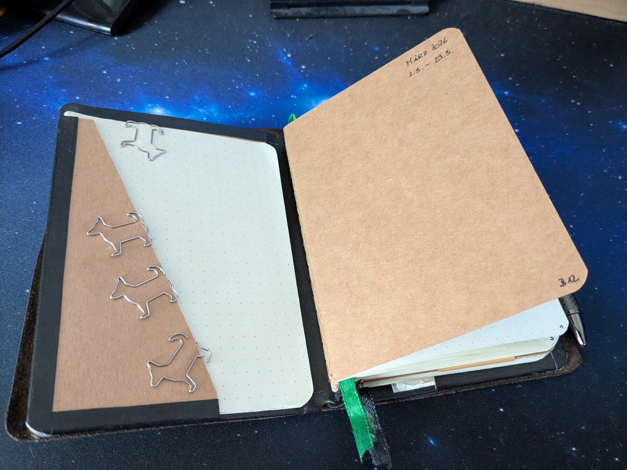 Inside the insert&rsquo;s front there&rsquo;s a pocket to store flat stuff.